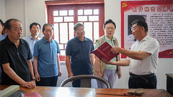 烟台市革命老区建设促进会 到烟台开发区潮水镇费东村调研