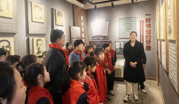 莘莘学子祭英烈  老区精神永传承