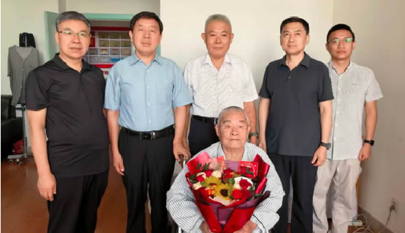 济南市老促会慰问英雄老兵滕元兴